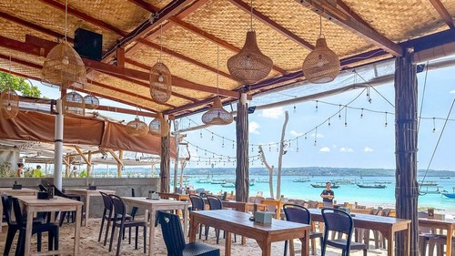 Restoran Menyame Kelan Beach yang berada di pinggir pantai dengan pemandangan cantik.