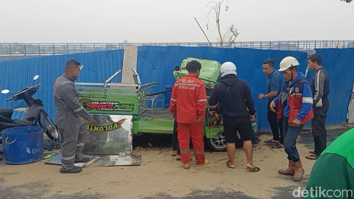 Mobil relawan damkar yang mengalami kecelakaan di Jalan Gajah Mada, Samarinda. (Riani Rahayu/detikKalimantan)