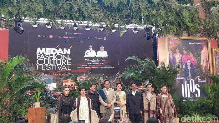 Pameran dan talkshow Ulos oleh desainer Edward Hutabarat dan Torang Sitorus.