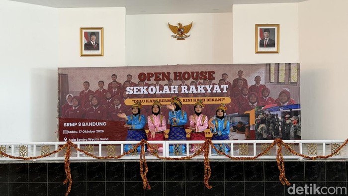 Para Siswa antusias dalam acara Open House SRMP 9 Kota Bandung.