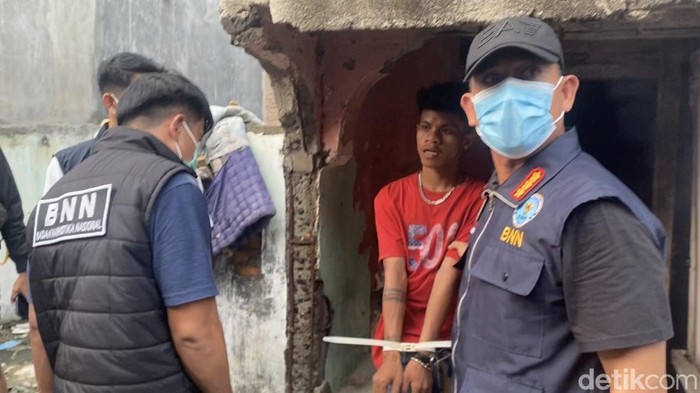 Pelaku saat ditangkap tim BNN Sumut (Ilham Pradilla/detikcom)