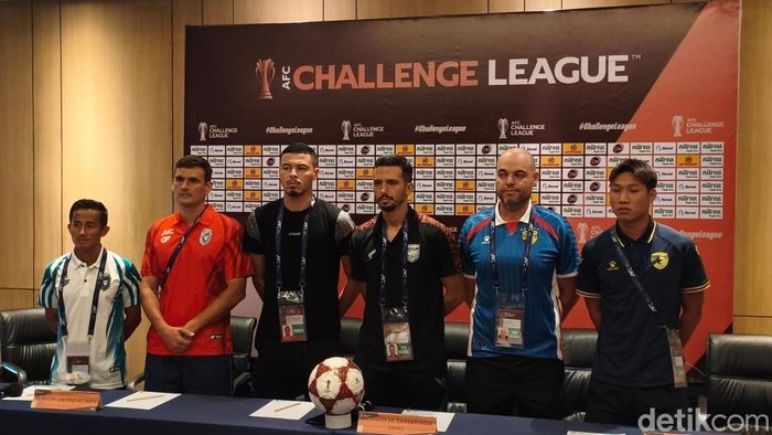Pelatih Borneo FC Mauro Jeronimo bersama dua pelatih Yangon United dan Tainan City FC. (Muhammad Budi Kurniawan/detikKalimantan)