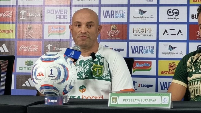 Pelatih Persebaya saat konferensi pers jelang pertandingan lawan PSS