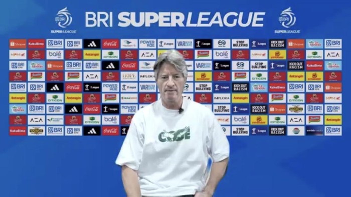 Pelatih PSS Pieter Huistra saat konferensi pers
