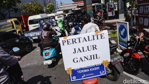Pengisian BBM pada hari pertama penerapan sistem ganjil genap di Bali, Sabtu (17/10/2026).
