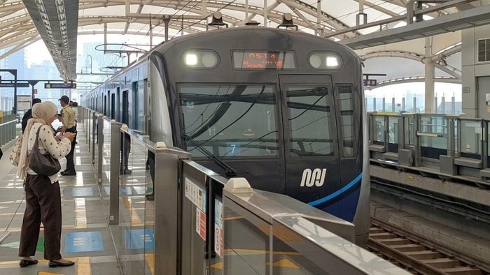 Penumpang MRT Jakarta