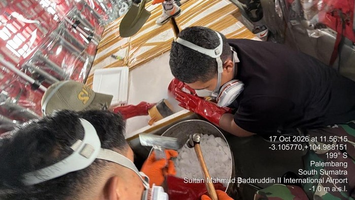 Penyemaian dry ice yang dilakukan Kemenhut, BMKG, dan TNI.