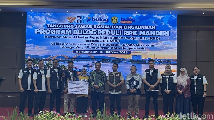 Penyerahan bantuan modal usaha dari Bulog untuk 30 UMKM Banjarmasin. (Khairun Nisa/detikKalimantan)