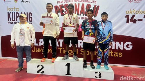 Penyerahan medali cabor Tenis Meja Pesonas II NTT di Kupang, Sabtu (17/8/2026).