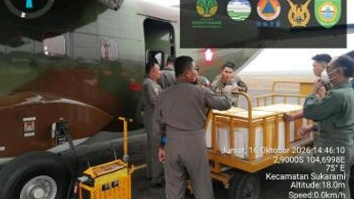 Persiapan penyemaian dry ice di area Palembang.