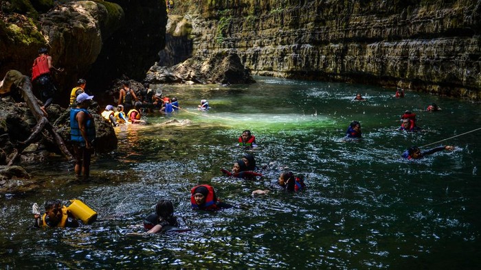Wisatawan menikmati pemandangan alam menggunakan perahu di Wisata Alam Green Canyon, Cijulang, Kabupaten Pangandaran, Jawa Barat, Sabtu (17/10/2026). Pemerintah Kabupaten Pangandaran memproyeksikan destinasi wisata alam Green Canyon menjadi proyek percontohan destinasi wisata dunia yang dinilai dari daya tarik alam yang kompetitif untuk bersaing di level internasional. ANTARA FOTO/Raisan Al Farisi/wsj.