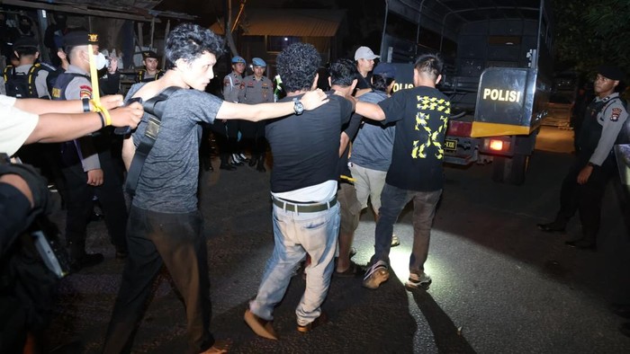-Polda Kepri bersama BNNP Kepri dan Polresta Barelang menggelar Operasi Sarang Narkoba di kawasan Bukit Senyum, Kampung Seraya, Kecamatan Batu Ampar, Batam, Sabtu (17/10/2026) dini hari. (Dok Polda Kepri )