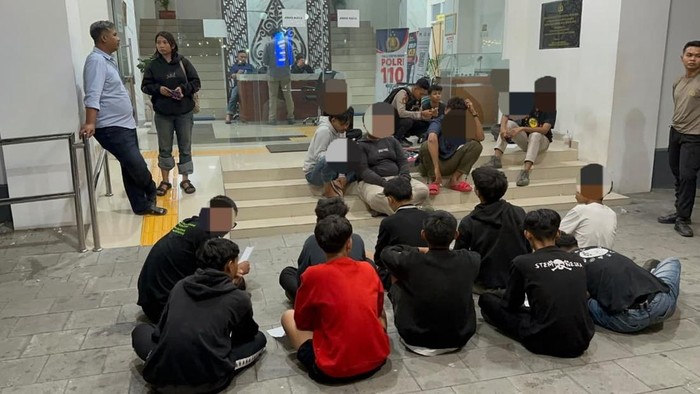 Polisi saat mengamankan sejumlah pelajar yang terlibat perseteruan usai turnamen futsal di Solo, Jumat (16/10/2026).