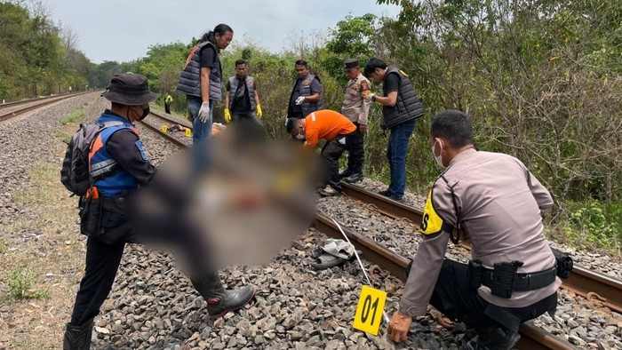 Polisi melakukan olah TKP lansia di Prabumulih tersambar kereta api