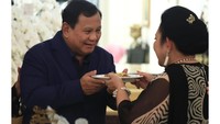 Prabowo juga sempat terlihat menghadiri pesta ulang tahun Titiek Soeharto. Terlihat Titiek memberikan sepiring nasi kuning dari tumpeng yang dipotongkan untuk Prabowo.&nbsp;Foto: Instagram/@prabowo