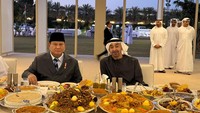 Momen buka puasa bersama lainnya, terlihat ketika Prabowo berkunjung ke UEA. Begini momen Presiden RI ke-8 ini ketika berbuka puasa bersama Presiden Uni Emirat Arab, Yang Mulia Mohamed bin Zayed Al Nahyan.&nbsp;Foto: Instagram/@prabowo