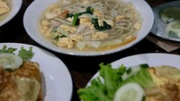 Restoran bakmi legendaris itu diketahui sudah buka sejak 1969. Presiden Prabowo terlihat menikmati sajian bakmi godog dengan lahap. Bakmi godog racikan Bu Citro ini memang terkenal lezatnya lho!&nbsp;Foto: Instagram/@prabowo