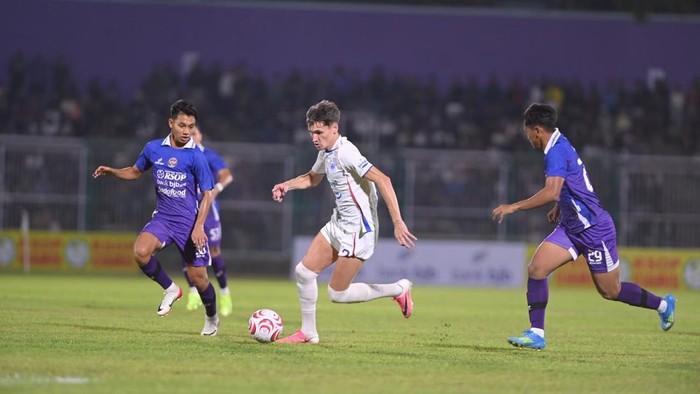 Pemain PSIS, Deri Corfe mendapat penjagaan dari para pemain PSGC, Sabtu (17/10/2026)