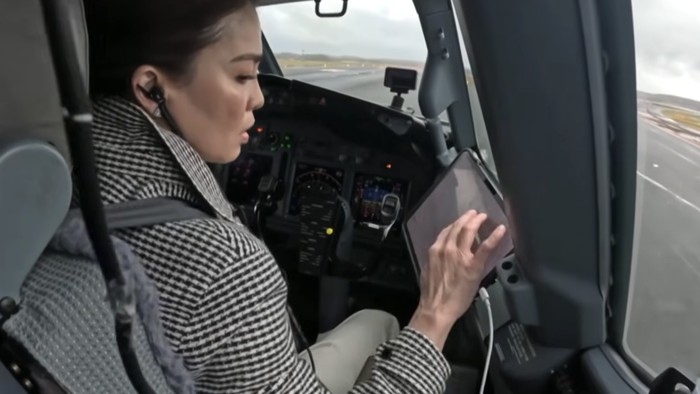 Ratu Suthida menerbangkan Boeing 737-800 dalam kunjungan kerajaan ke Jepang