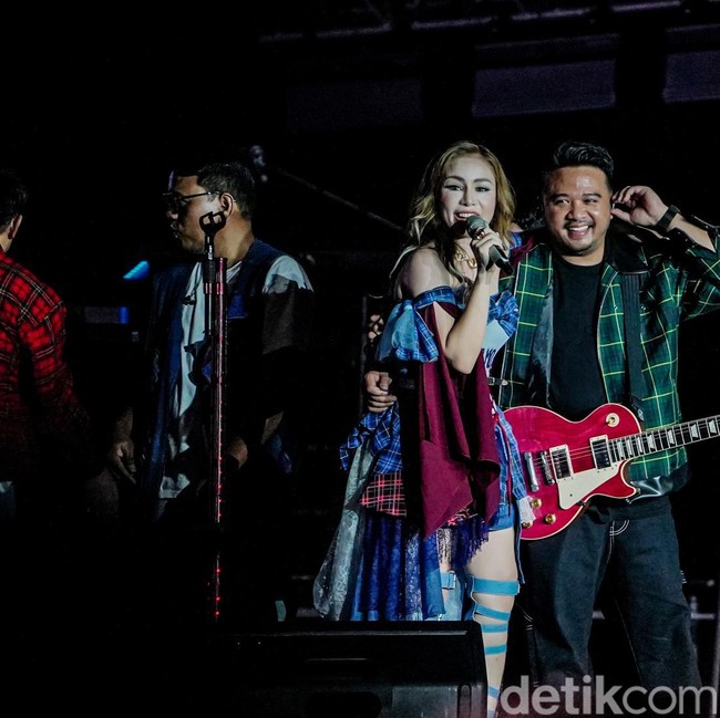 Reuni Momo dan Geisha Bikin Haru Penonton Synchronize Fest