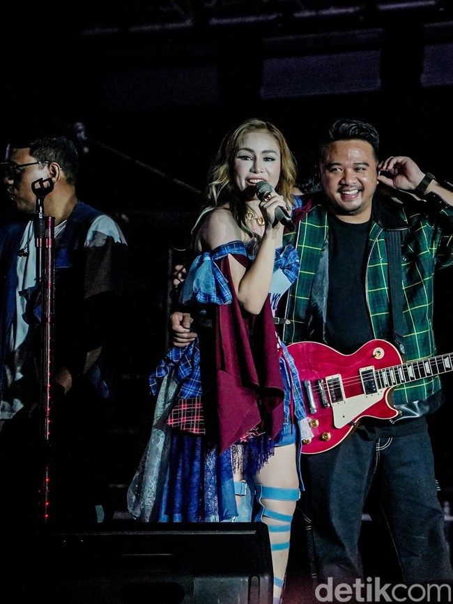 Reuni Momo dan Geisha Bikin Haru Penonton Synchronize Fest