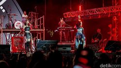 Reuni Momo dan Geisha Bikin Haru Penonton Synchronize Fest