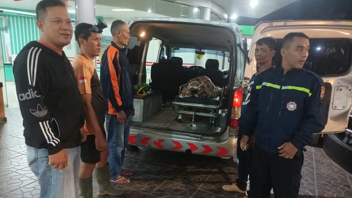 Seorang lansia dievakuasi ke RS usai ditemukan terbakar di ladang Mendongan, Duwet, Purwodadi, Tepus, Gunungkidul, Jumat (16/10/2026) malam.