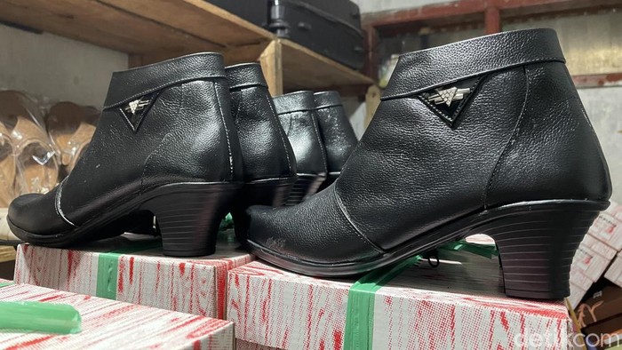 Sepatu produksi Cibaduyut Bandung.