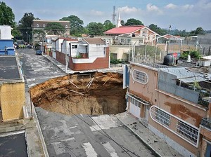 Hujan Lebat yang Bikin Bangunan 3 Lantai Ditelan Lubang Raksasa