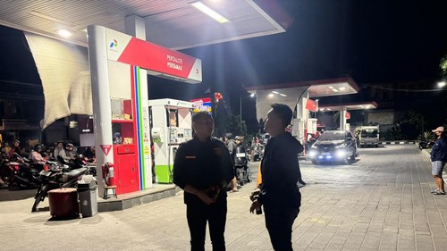 Polisi saat memantau antrean di SPBU Kapal, Kecamatan Mengwi, Badung, beberapa waktu lalu. (Polres Badung)
