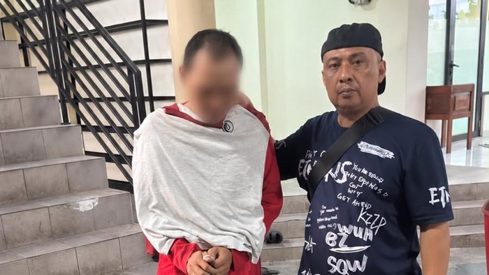 Sosok pria viral begal payudara siswi SD di Bekasi usai ditangkap polisi, Jumat (16/10/2026).