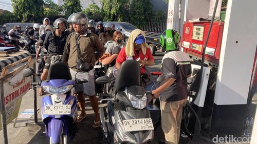 Kendaraan berpelat genap terlihat masih mengisi BBM di SPBU Besang, Kelurahan Semarapura Tengah, Klungkung, Bali, Sabtu (17/10/2026) pagi.