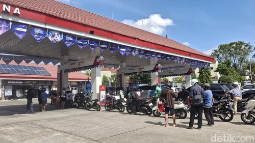 Situasi di SPBU Jalan Hayam Wuruk, Denpasar, Sabtu (17/10/2026).