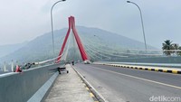 Foto: Spot foto Jembatan Aek Tano Ponggol di Kecamatan Pangururan diselumuti asap hingga bukit di sekitaran Danau Toba tertutup. (Foto: Finta Rahyuni/detikSumut)