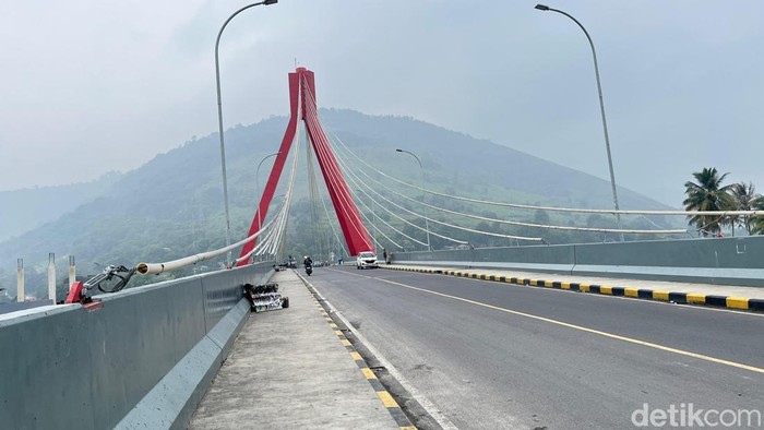 Spot foto Jembatan Aek Tano Ponggol di Kecamatan Pangururan diselumuti asap hingga bukit di sekitaran Danau Toba tertutup. (Foto: Finta Rahyuni/detikSumut)
