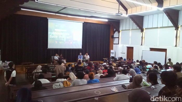 Suasana pemutaran film dan diskusi acara Should We Save the Cat? di Ruang 9009 ITB Ganesha, Sabtu (17/10/2026).