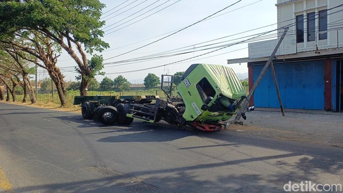 Truk kontainer tabrak tiang lampu jalan di Maros.