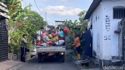 Petugas DLHP Klungkung tengah menaikkan sampah ke mobil pengangkut sampah di Kelurahan Semarapura Tengah, Klungkung, Bali, Sabtu (17/10/2026). (Fatih Kudus Jaelani/detikBali).