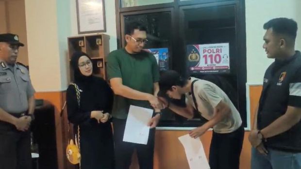 Tukang mi ayam viral di Bekasi meminta maaf kepada pemilik kucing Persia nan diambilnya