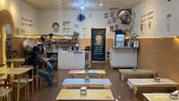 Suasana bagian dalam kedai.