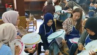 Beberapa anak muda yang sedang mencanting batik.