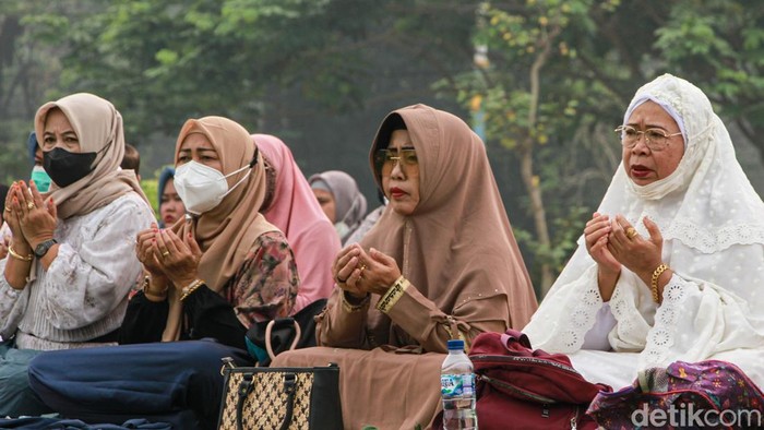 Umat Islam Palangka Raya Bersatu Doa Memohon Hujan Sejumlah umat Islam melaksanakan Shalat Istisqa di Masjid Agung Kubah Kecubung Darurrahman, Palangka Raya, Kalimantan Tengah, Sabtu (17/10/2026). Shalat sunnah Istisqa yang diikuti organisasi Asosiasi Ojol Nusantara dan berbagai elemen masyarakat tersebut untuk berdoa dan memohon kepada Allah SWT agar segera diturunkannya hujan supaya kekeringan dan kebakaran hutan dan lahan segera berakhir. ANTARA FOTO/Auliya Rahman/wsj.