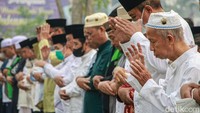 Ibadah salat sunnah tersebut digelar secara berjamaah untuk berdoa dan memohon petunjuk kepada Allah SWT agar segera diturunkannya hujan. ANTARA FOTO/Auliya Rahman  