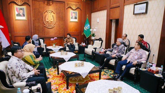 Wagub Emil saat berdiskusi dengan  Pjs. EGM Regional Jatimbalinus Melissa Yolanda