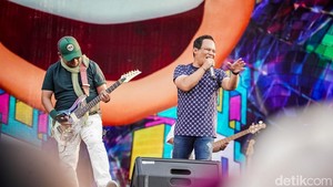 Sorak riuh penonton langsung membahana ketika Faank dan kawan-kawan mulai melangkah naik ke atas panggung. 