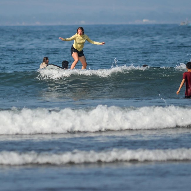 Wisatawan Asyik Selancar di Pantai Batukaras