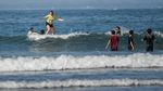 Wisatawan Asyik Selancar di Pantai Batukaras