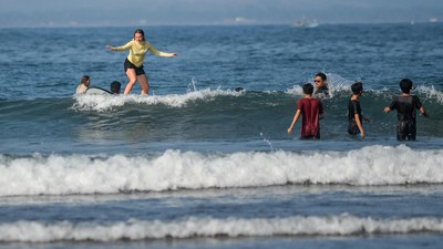 Wisatawan Asyik Selancar di Pantai Batukaras