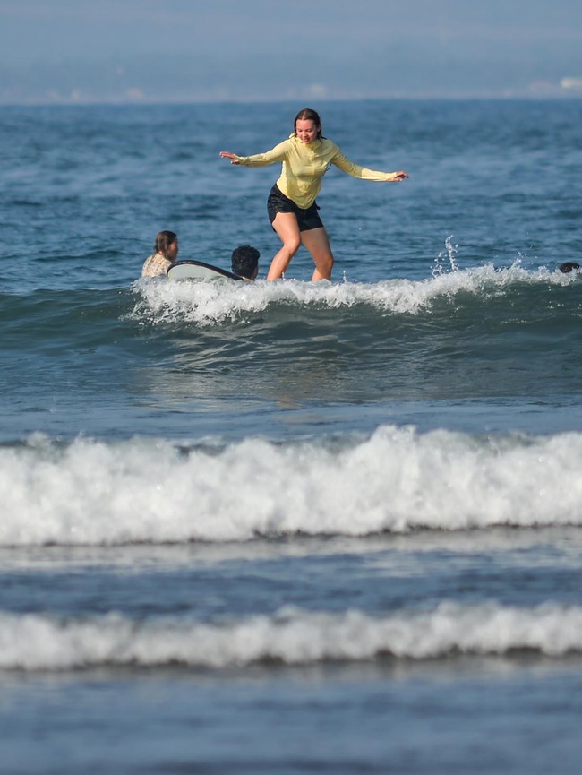 Wisatawan Asyik Selancar di Pantai Batukaras
