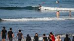 Wisatawan Asyik Selancar di Pantai Batukaras